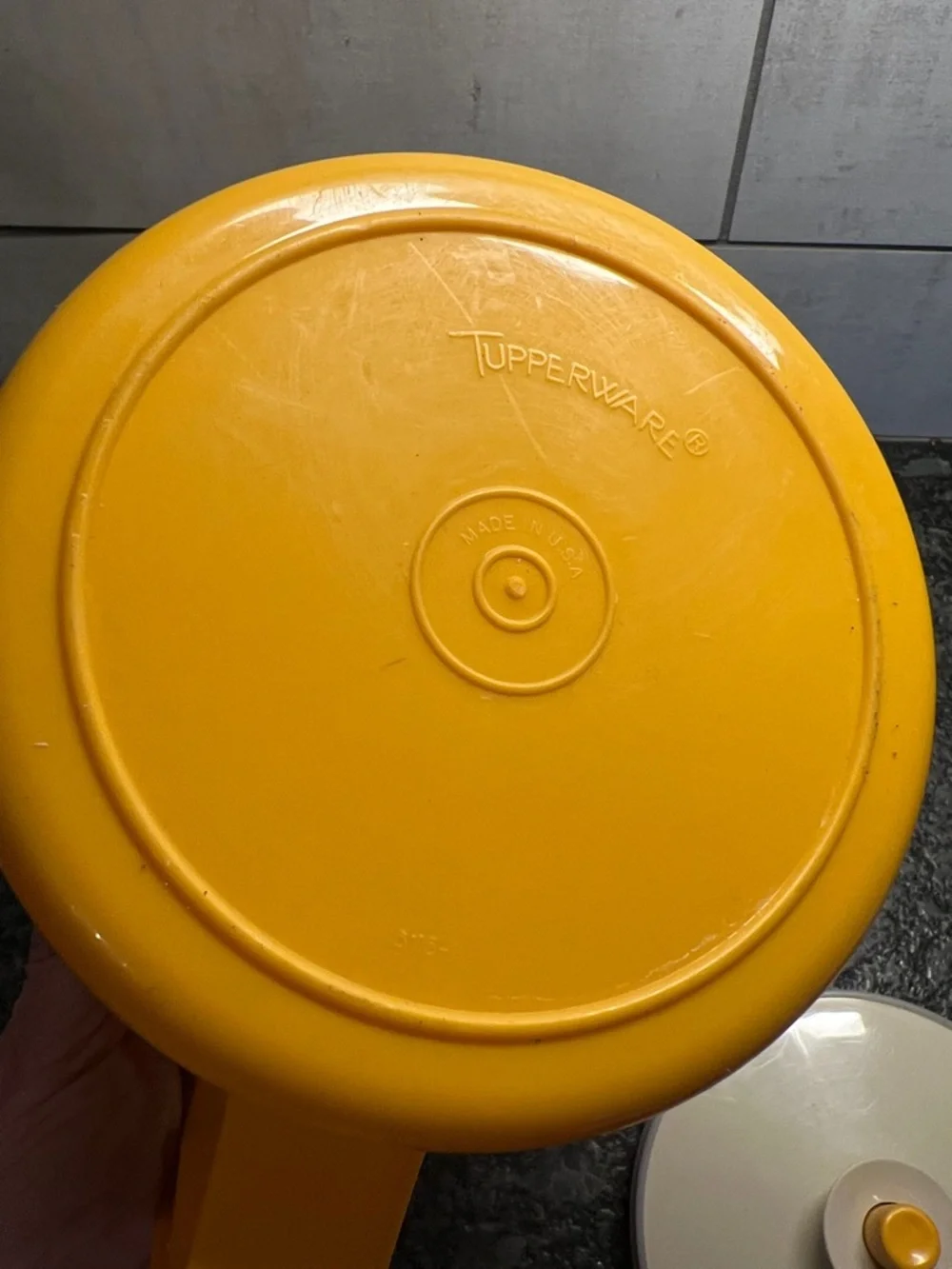 Tupperware 1 1-2 qt Yellow Plastic Pitcher with Lid and Handle - Exc Condition.
